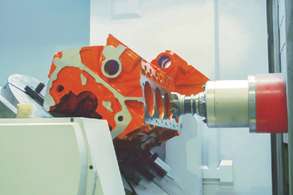 5-осевой обрабатывающий центр с люльковым поворотным столом (качалкой)