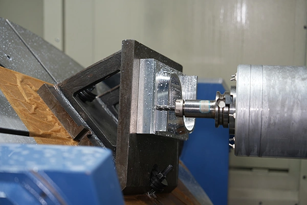 5-осевой обрабатывающий центр с люльковым поворотным столом (качалкой)